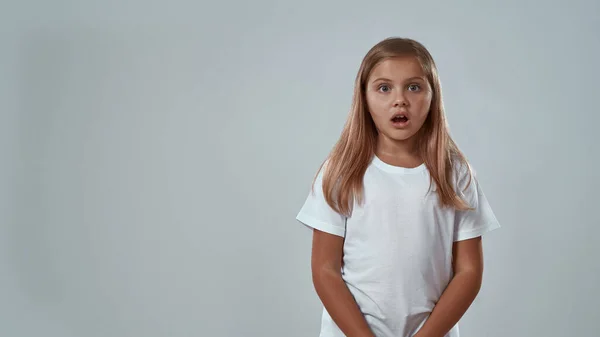 Partial of shocked little girl with open mouth — Stock Photo, Image