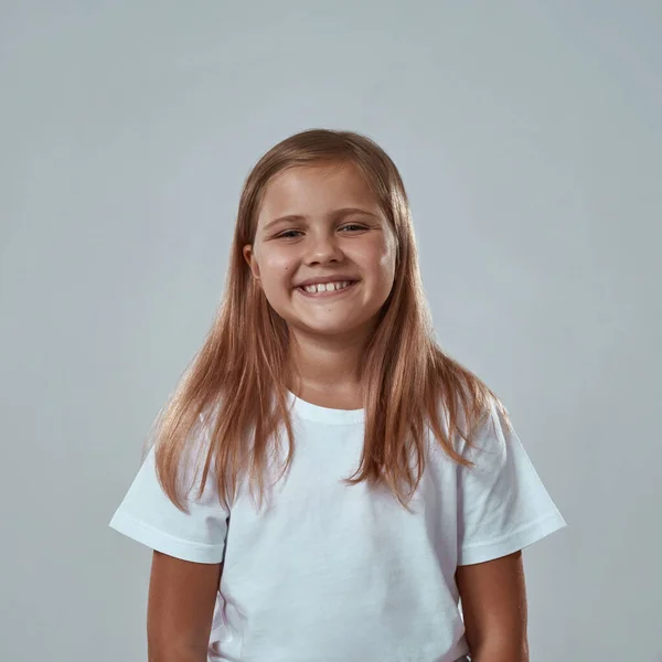 Framsidan av leende liten flicka titta på kameran — Stockfoto
