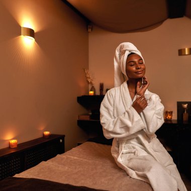 Kaplıca salonunda kendine dokunan siyah bir kız.