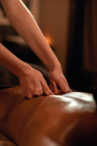 Masseur tun massage von afrikanerin im spa salon — Stockfoto