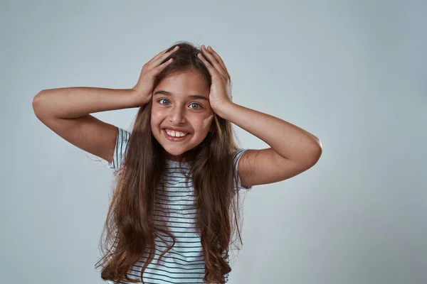 Imagem parcial da menina tocando sua cabeça — Fotografia de Stock