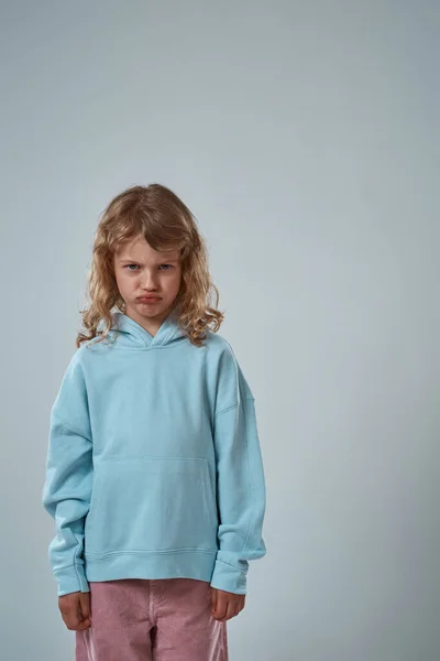 Ofended caucasian little girl looking at camera — Stock Photo, Image