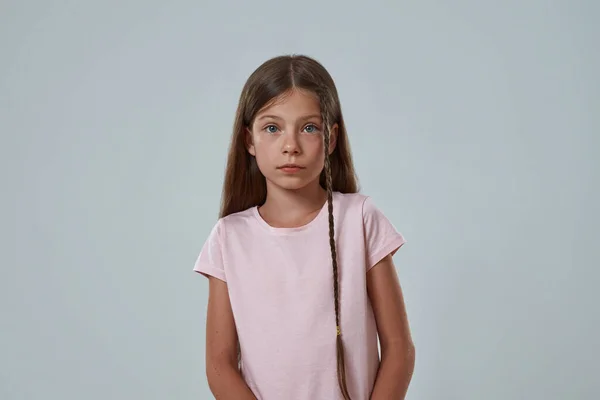 Vista frontal de una niña seria mirar a la cámara —  Fotos de Stock