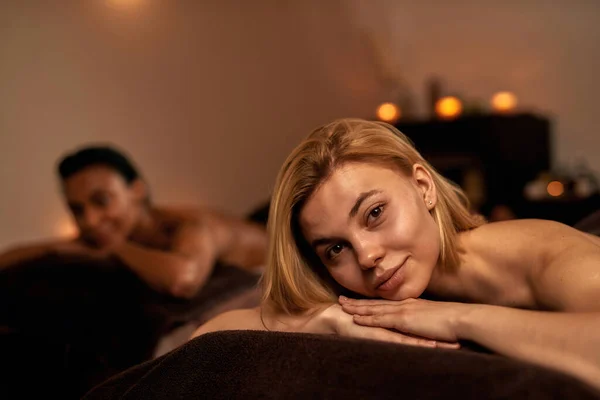 Mulher no pano de fundo da namorada borrão no salão de spa — Fotografia de Stock