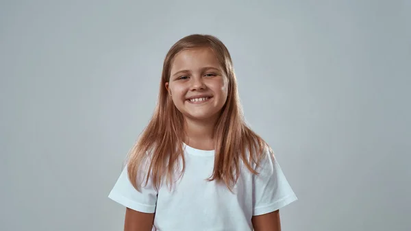 Retrato de chica europea sonriente mirar a la cámara — Foto de Stock