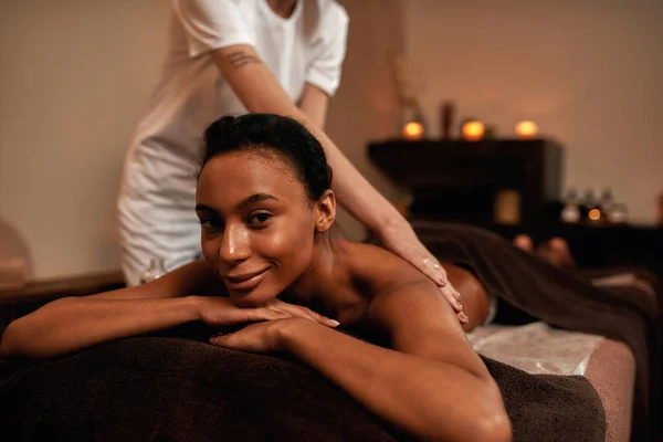 Massagista feminina fazer massagem nas costas da mulher relaxar — Fotografia de Stock