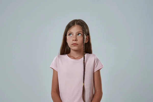 Elülső nézet fókuszált kislány néz félre — Stock Fotó
