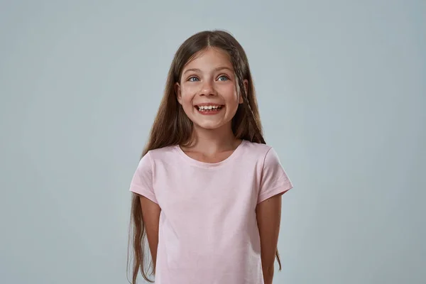 Vista frontal de niña astuta mirando hacia otro lado —  Fotos de Stock