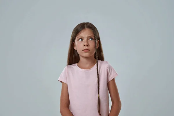 Přední pohled na soustředěnou holčičku odvrátit pohled — Stock fotografie