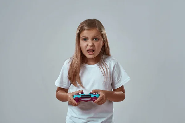 Chica irritada jugando videojuego con joystick — Foto de Stock