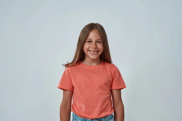 Parziale di sorridere bambina guardando la fotocamera — Foto Stock