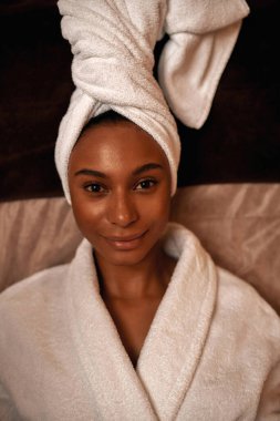 Kameraya bakan gülümseyen Afrikalı kızın portresi.