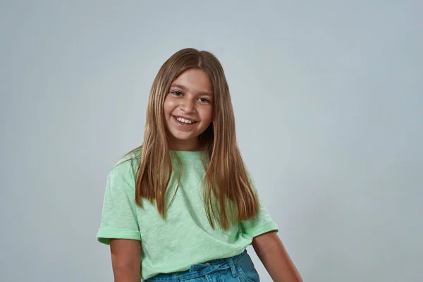 Imagen recortada de la niña posando y mirando a la cámara —  Fotos de Stock