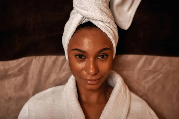 Retrato de menina negra sorridente no salão de spa — Fotografia de Stock