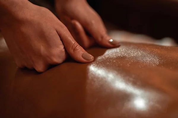 Close up de massagista fazendo massagem nas costas da mulher — Fotografia de Stock