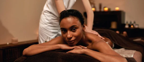 Masseur que faz massagem traseira de mulher no salão de spa — Fotografia de Stock