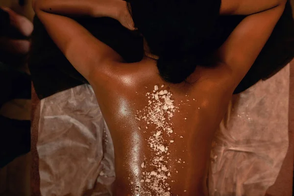 Teilweise Bild der Frau zurück mit Salz beim Peeling — Stockfoto