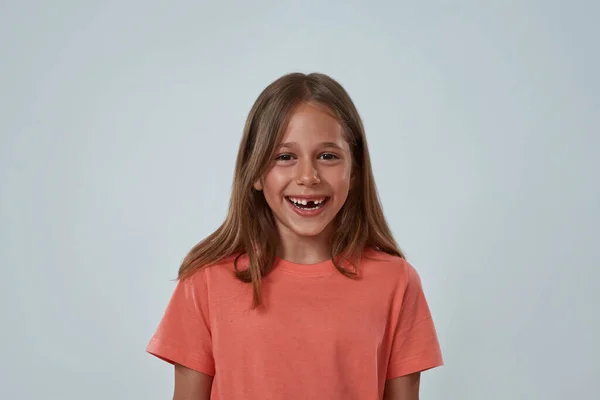 Porträtt av nöjd liten flicka tittar på kameran — Stockfoto