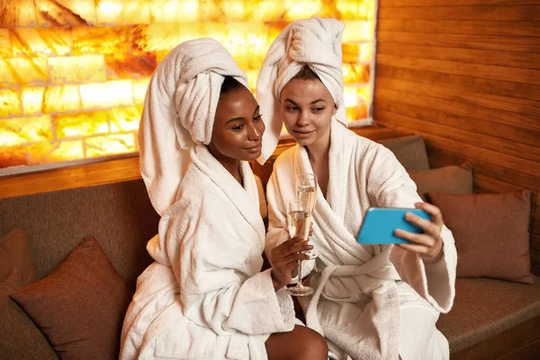 Namoradas tirar selfie no smartphone no salão de spa — Fotografia de Stock