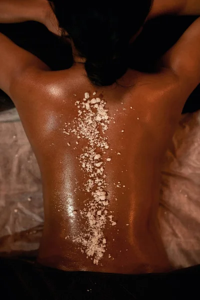 Περικοπή εικόνα της γυναίκας πίσω με αλάτι κατά τη διάρκεια scrub — Φωτογραφία Αρχείου