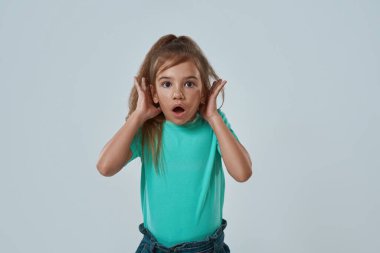 Kameraya bakan ağzı açık şaşırmış bir kız.