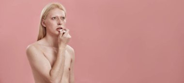 Hijyenik rujla dudak boyayan bir adam.