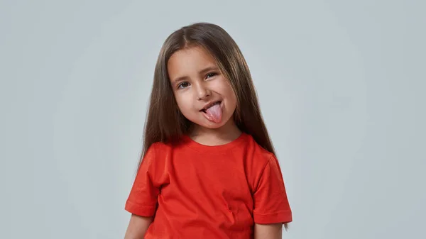 Részben vicces kislány kinyújtja a nyelvét — Stock Fotó