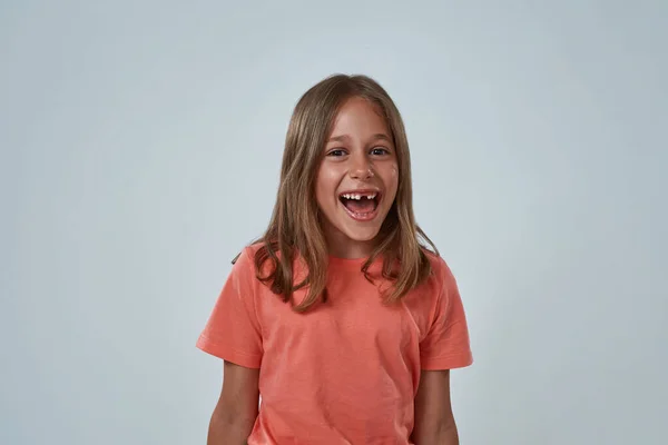 Καλλιεργημένη από ενθουσιασμένο κοριτσάκι με ανοιχτό στόμα — Φωτογραφία Αρχείου