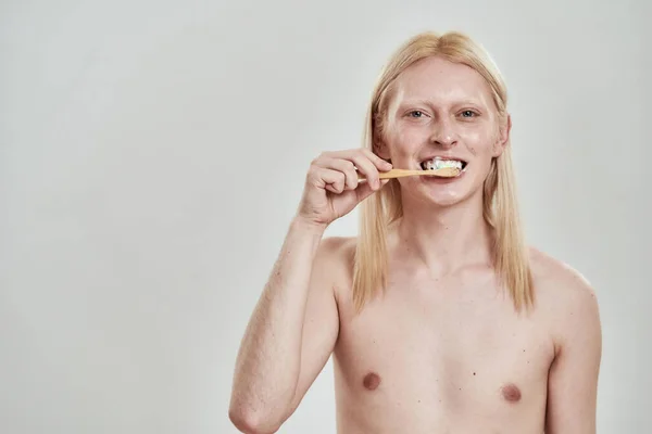 Sarışın beyaz adam diş macunuyla dişlerini fırçalıyor. — Stok fotoğraf