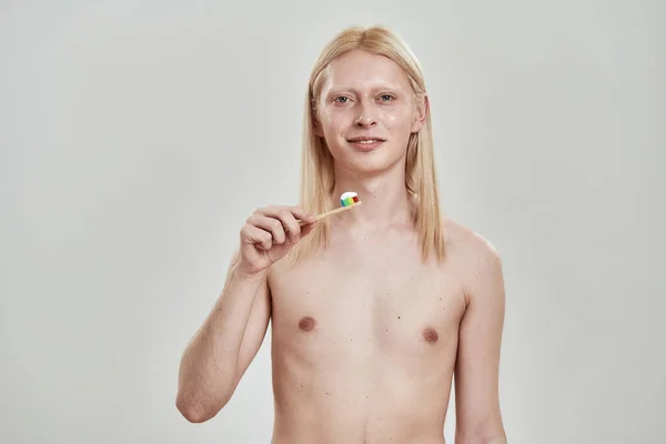 Mann beim Zähneputzen mit Zahnpasta beschnitten — Stockfoto