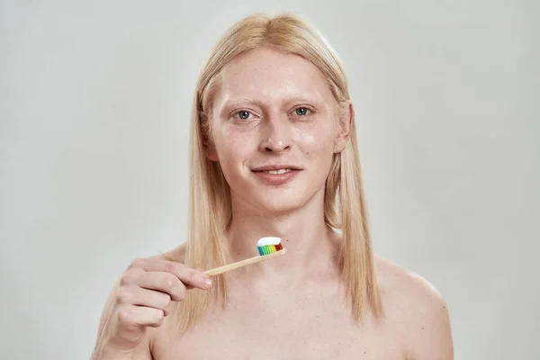 Diş macunuyla diş fırçalayan adamın bir kısmı. — Stok fotoğraf