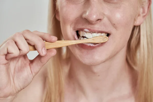 Gehaakt van man poetsen tanden met tandpasta — Stockfoto