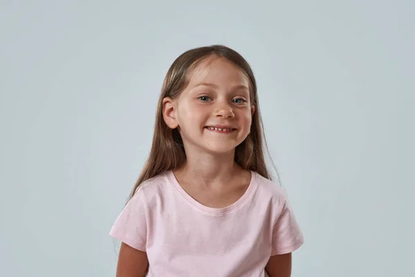 Carino caucasico sorridente bambina guardare la fotocamera — Foto Stock