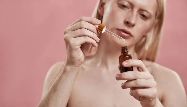 Fokus selektif minyak kosmetik di tangan manusia — Stok Foto