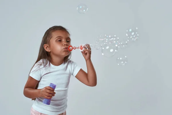 Cultivado de niña preescolar soplando burbujas de jabón — Foto de Stock