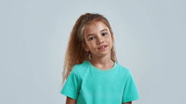 Kameraya bakan ciddi küçük bir kız.