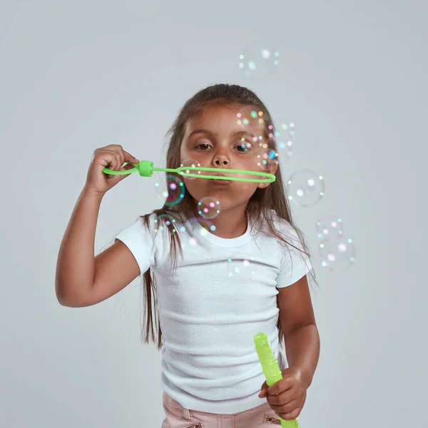 Parcial de niña soplando burbujas de jabón en el aire —  Fotos de Stock