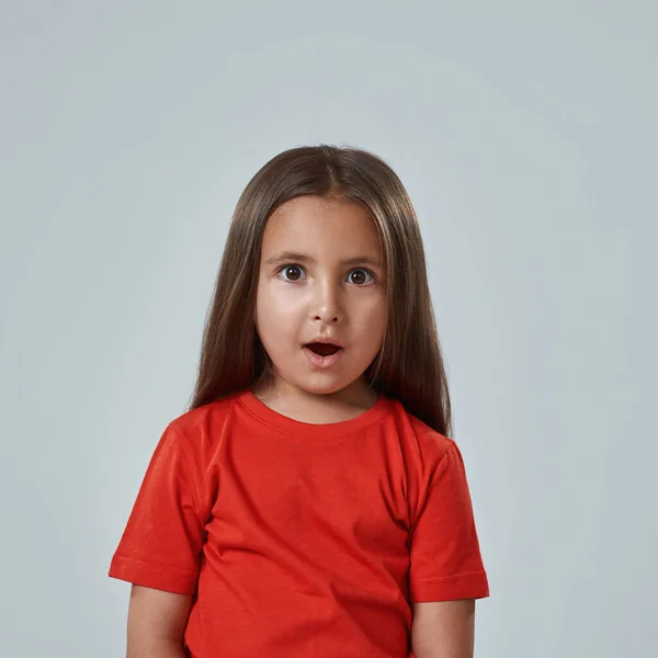 Részleges ijedt kislány nyitott szájjal — Stock Fotó