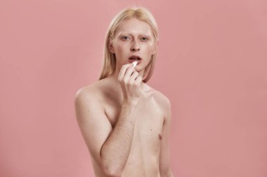 Hijyenik ruj sürmüş beyaz bir adamın ön görüntüsü.