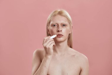 Hijyenik rujla dudakları boyayan bir adam.