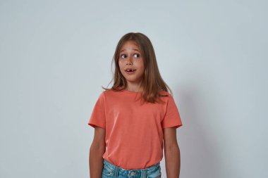 Korkmuş küçük bir kızın bakışları