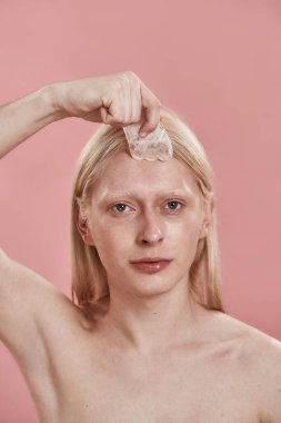 Kafkasyalı adamın portresi, yüzüne buz dilimi sür.