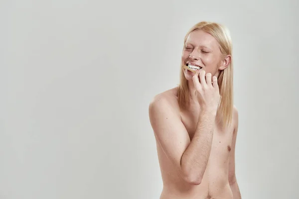 Disfrutando de un chico cepillándose los dientes con pasta de dientes —  Fotos de Stock