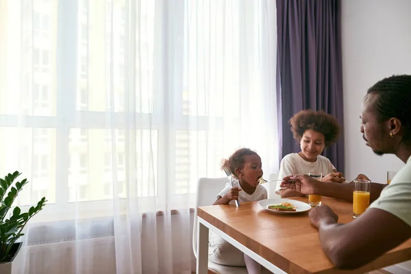 Siyah aile evde kahvaltı yapıyor. — Stok fotoğraf