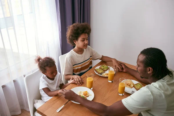 Baba, kız ve oğul kahvaltıdan önce dua ediyor. — Stok fotoğraf