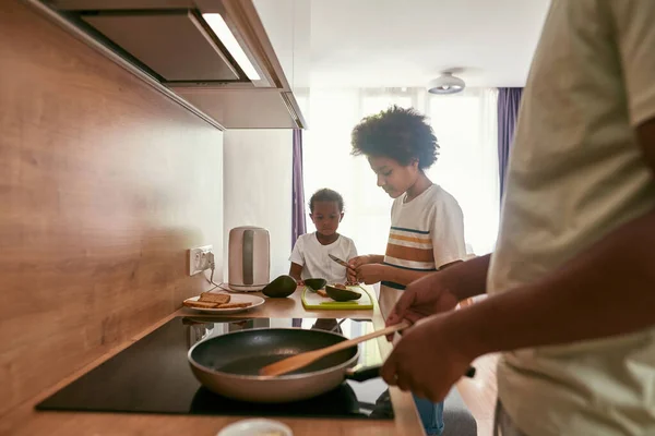 Siyah aile ev mutfağında kahvaltı hazırlıyor. — Stok fotoğraf