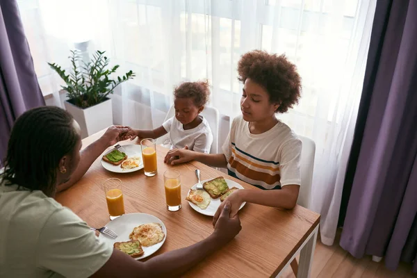 Siyah aile kahvaltıda birlikte dua ediyor. — Stok fotoğraf