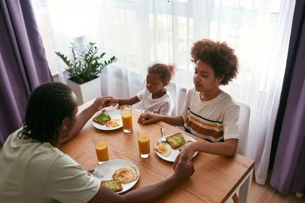 Siyah aile kahvaltıdan önce evde dua ediyor. — Stok fotoğraf