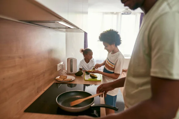 Genç aile ev mutfağında kahvaltı hazırlıyor. — Stok fotoğraf