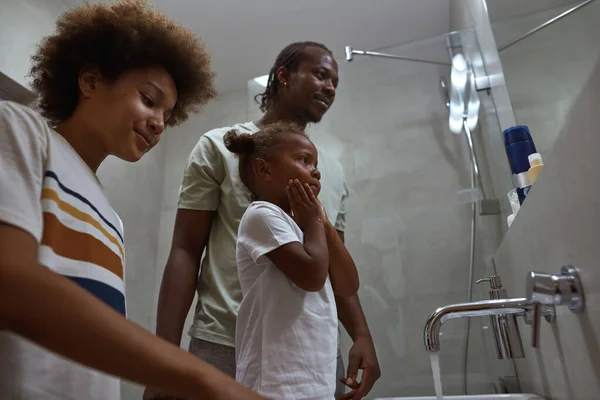 Dad with daughter and son wash faces in bathroom — Stock Photo, Image